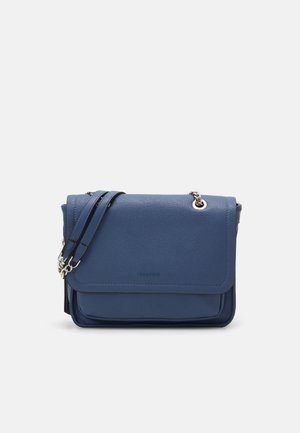 Borsa a tracolla in pelle blu con patta pieghevole, ferrature argentate, tracolla regolabile e texture liscia. Nome del marchio impresso sul davanti.