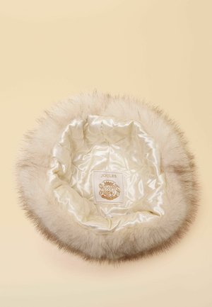 Kunstpelzmütze mit weicher, cremefarbener Außenseite und satingefüttertem Innenraum. Innen mit einem Joules-Logo versehen. Runde Form mit flauschiger Textur.
