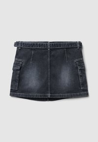 Gonna di jeans grigia scura con una finitura leggermente usurata. Presenta tasche laterali doppie, passanti per la cintura e cuciture a contrasto lungo l'orlo.