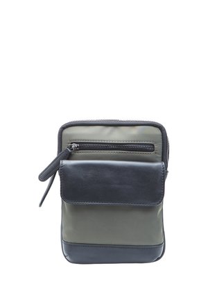 Borsa rettangolare in nylon verde scuro con dettagli in pelle nera. Dotata di una zip superiore e una tasca con pattina anteriore. Texture morbida.