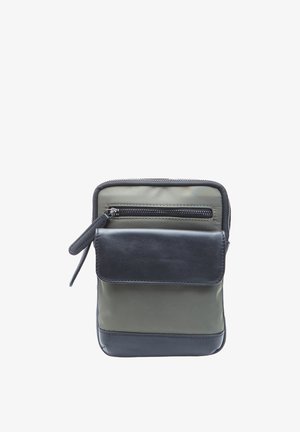 Borsa rettangolare in nylon verde scuro con dettagli in pelle nera. Dotata di una zip superiore e una tasca con pattina anteriore. Texture morbida.