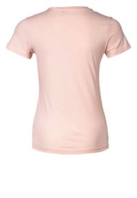 Camiseta de algodón de color rosa claro con mangas cortas, cuello redondo y un diseño ajustado. Textura suave y sin patrones o acentos visibles.