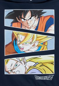 Navigacijska kapuca z velikimi grafičnimi paneli anime junakov, ki se razlikujejo po barvi las, obraznih izrazih in podrobnostih oblačil.