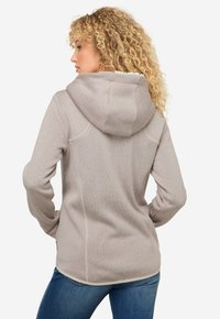 Chaqueta con capucha de textura gris claro, con dobladillo curvado, costuras en contraste y bolsillos laterales. Presenta un ajuste relajado y puños de canalé.