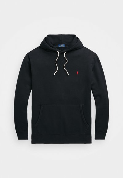 Hoodie preto feito de uma mistura de algodão com um bolso à frente, capuz com cordão e um pequeno logotipo vermelho no peito. Textura suave com punhos canelados.