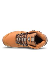 Brauner Wanderschuh mit einem strukturierten Obermaterial aus Stoff, verstärkter Zehenkappe und gestreiftem Schnürsystem. Verfügt über einen gepolsterten Schaft und eine Gummisohle.