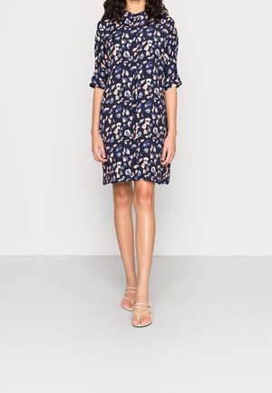Granatowa sukienka z krótkimi rękawami, ozdobiona kwiatowym wzorem w kolorach różowym i beżowym. Wykonana z lekkiego materiału, o długości do kolan.