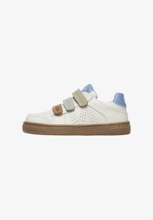 Chaussure de sport blanche avec un design perforé, des bandes Velcro grises, brunes et vertes, un détail de talon bleu clair et une semelle brune texturée.