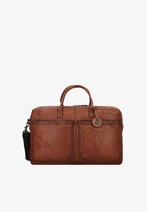 Bolso de viaje de cuero marrón con dos bolsillos frontales, asas superiores, correa de hombro ajustable y un detalle de charm en forma de ancla de metal. Textura suave.