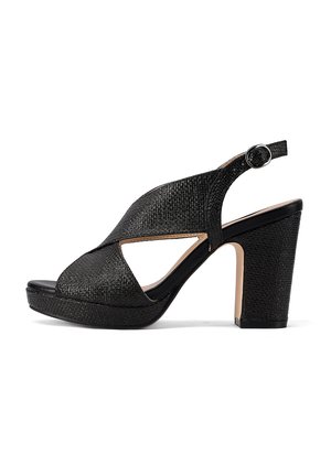 I sandali platform neri presentano una tomaia sintetica testurizzata, punta aperta, dettagli a taglio, una fascia larga e un tacco spesso con chiusura a fibbia.