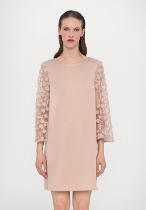 Kurzärmeliges Kleid aus weicher beiger Stoff, mit durchsichtigen, floral bestickten Ärmeln, rundem Ausschnitt und geradem Schnitt.
