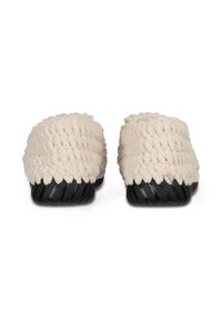 Kremowe kapcie dzianinowe o fakturowanej powierzchni, z zaokrąglonym kształtem i czarną gumową podeszwą z rowkami zapewniającymi przyczepność.