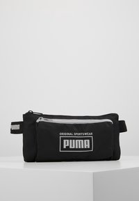 Svart sportspouch av slitstark tyg med en framficka med dragkedja, texturerad yta och en framträdande vit logotyp.