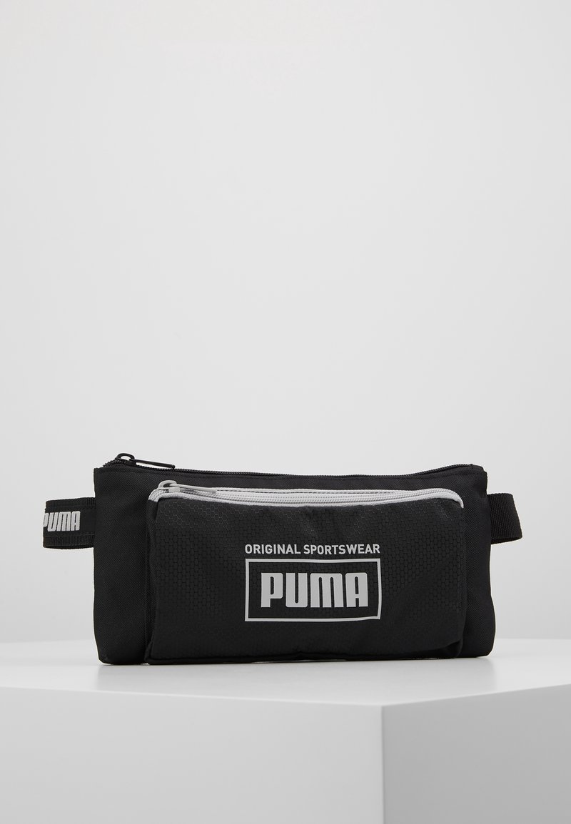 Svart sportspouch av slitstark tyg med en framficka med dragkedja, texturerad yta och en framträdande vit logotyp.