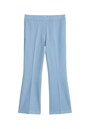 Hellblaue, ausgestellte Hose mit vorderen Falten und seitlichen Taschen, aus glattem Stoff, vor weißem Hintergrund präsentiert.