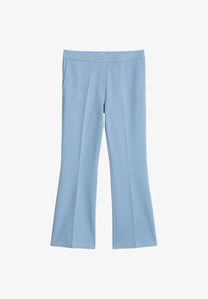 Lichtblauwe uitlopende broek met voorplooien en zijzakken, gemaakt van soepel stof, getoond tegen een witte achtergrond.