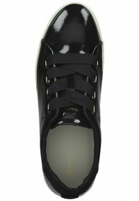 Zapatilla de charol negro con forma redondeada, que cuenta con cordones negros, ojales dorados y un forro interior acolchado. Logo dorado en la plantilla.