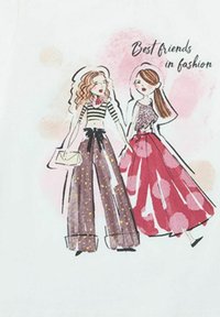 Camiseta gráfica que presenta dos figuras ilustradas. Una con una camiseta de rayas y pantalones anchos de lunares, y la otra con una blusa brillante y una falda floral.