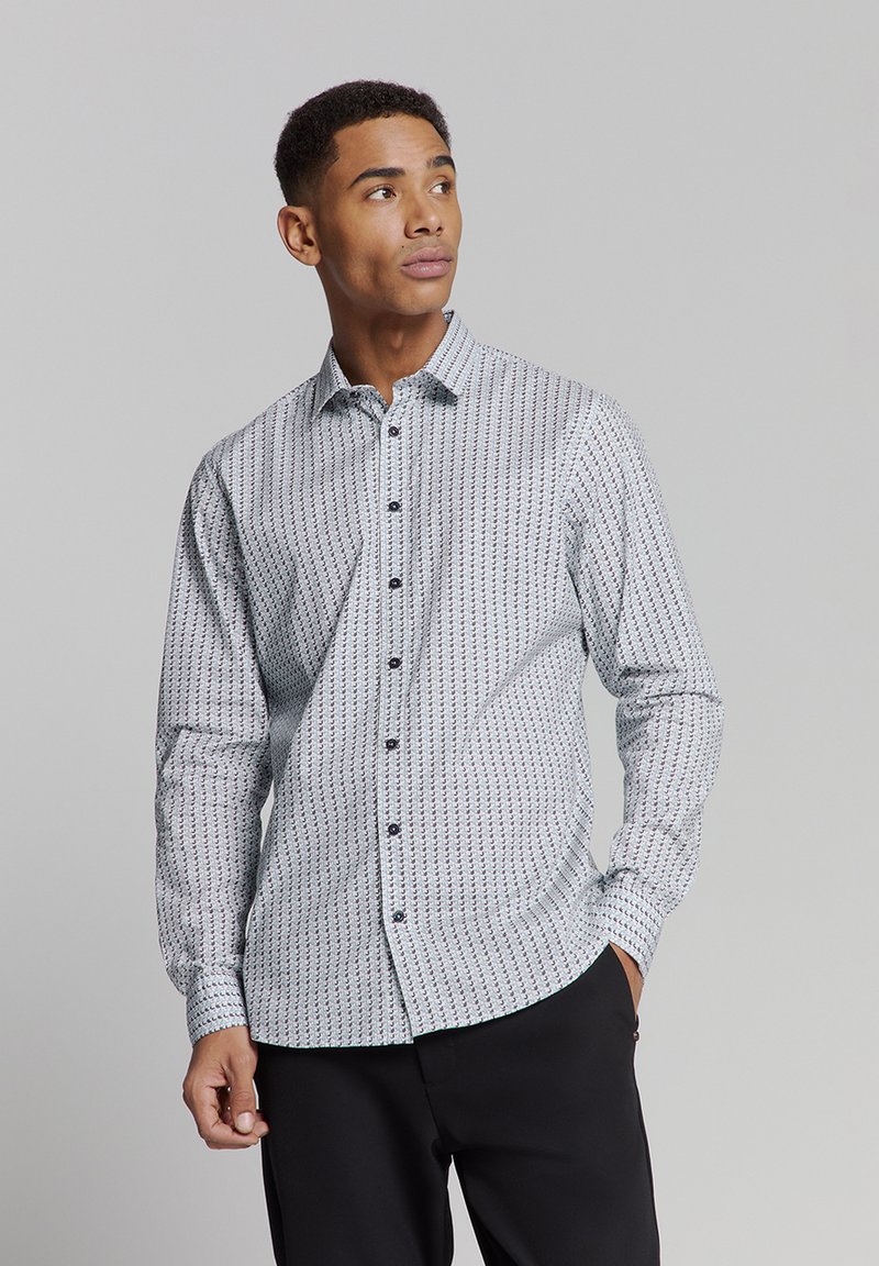 Overhemd met knoopsluiting van lichte stof, voorzien van een geometrisch patroon in blauw en bordeauxrood, met een getailleerde pasvorm en lange mouwen.