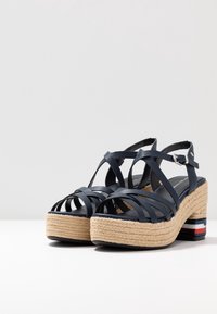 Námořnické sandály na platformě se šněrováním, s espadrilovým jutu, texturovanou tkaninou a kontrastním vzorovaným akcentem na patě.