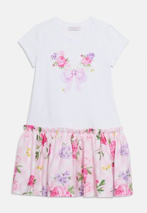 Bela obleka s kratkimi rokavi, s krilom s tiskom rož v roza in vijolični barvi, grafiko metulja z rožami ter roza karo pentljo na prsih.