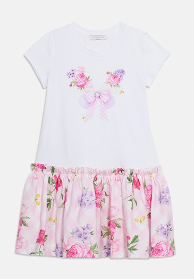 Λευκό φόρεμα με κοντά μανίκια, φούστα με ανθισμένο σχέδιο σε ροζ και μοβ αποχρώσεις, γραφικό με πεταλούδα και ροζ φιόγκο καρό στο στήθος.