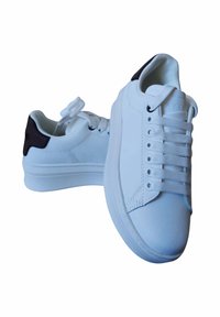 Sneakers bianchi in pelle con punta arrotondata, suola piatta in gomma e lacci bianchi abbinati. La parte posteriore presenta un accento marrone scuro sul tallone.