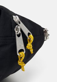 The North Face BERKELEY LUMBAR UNISEX - Övtáska - black/mineral gold