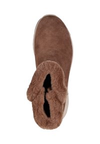 Zapato marrón tipo slip-on de ante sintético con un cuello esponjoso, punta redonda y forro interior texturizado. La suela es blanca, lo que ofrece un contraste con la parte superior.