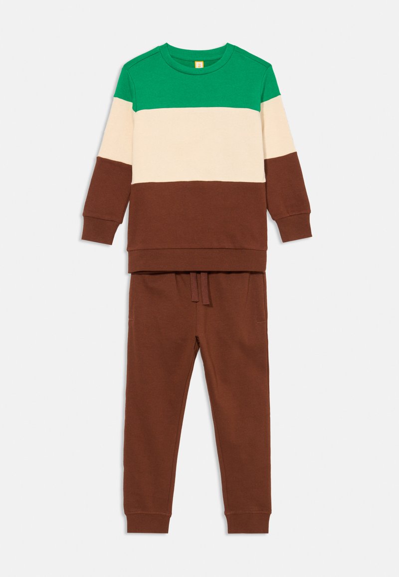 Tweedelige kinderkleding met een groen, beige en bruin gekleurde blokken sweatshirt en bijpassende bruine joggingsbroek met trekkoord in de taille.