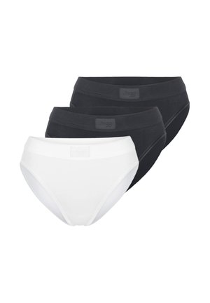 Tre mutandine da donna, due nere e una bianca, impilate con le etichette del marchio visibili sulle cinture anteriori.