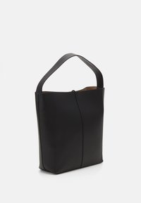 Czarna skórzana torba tote o minimalistycznym designie, z wyraźnym kształtem i zaokrąglonym uchwytem, otwartym topem oraz gładką teksturą.