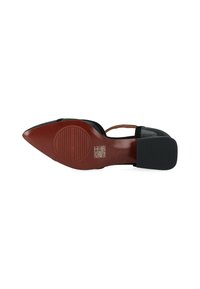 Scarpa nera con punta a troca, realizzata in mesh testurizzato e con una sottile cinghia alla caviglia marrone. Presenta una suola in pelle marrone con motivi antiscivolo.
