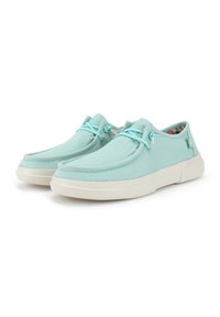 Ballerines en toile bleu clair avec un bout arrondi, semelle en caoutchouc beige et lacets assortis. L'intérieur présente une doublure à motif.