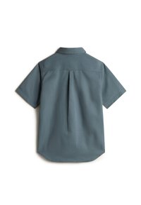 Camicia a maniche corte di colore blu ardesia, con colletto a punta, piega sul retro e orlo curvo. Tessuto liscio con un design pulito e minimalista.