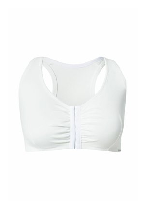 Sujeción deportiva blanca con un frente fruncido y un diseño de tirantes anchos. Está fabricada con una tela suave y cuenta con un cierre de gancho en la parte delantera.