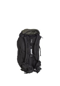 Svart ryggsäck med grön topp, utrustad med justerbara remmar, meshnätpaneler och ett märkt justeringssystem för anpassad passform.