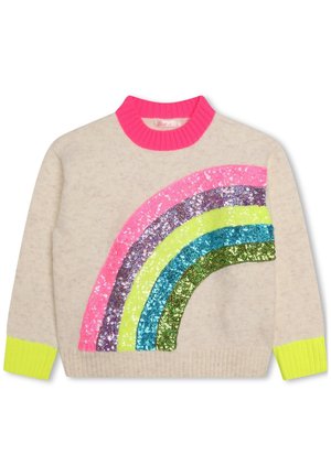 Beżowy sweter z jaskraworóżowym prążkowanym kołnierzem, neonowożółtymi mankietami oraz dużym tęczowym łukiem z cekinów w kolorach różowym, fioletowym, żółtym, niebieskim i zielonym.