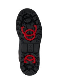 Podešev gumové boty v černé barvě s hlubokými vzory běhounu, zdobená červenými kruhovými kovovými prvky. Texturovaný povrch pro lepší přilnavost a odolnost.