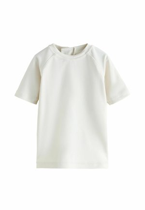 Hvid t-shirt med korte ærmer lavet af glat stof; har rund halsudskæring og raglanærmer med ren syning.