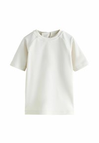 Camiseta blanca de manga corta hecha de tela suave; presenta un cuello redondo y mangas raglán con costuras limpias.