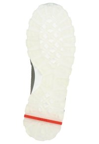 Sole della scarpa in gomma bianca texturizzata, con un motivo di battistrada prominente e una striscia accentata rossa. Forma arrotondata con perimetro rigato per una presa migliore.