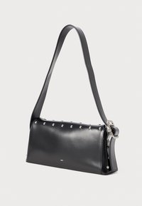 Borsa a mano in pelle nera con forma rettangolare, dotata di borchie argentate lungo il bordo superiore e di una tracolla removibile. Texture liscia e design minimalista.
