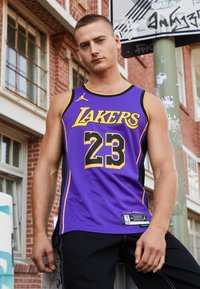 Maillot LeBron James 23 Lakers – Heat Press Blanc/Jaune/Violet – Tailles S à XXL