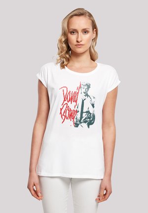 Weißes Baumwoll-T-Shirt mit einem grafischen Druck einer Figur und dem Text "David Bowie" in Rot. Kurze Ärmel und eine lockere Passform.
