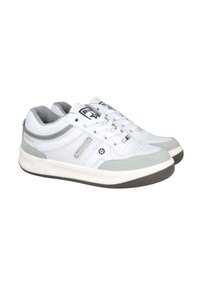 Zapatillas deportivas blancas con un diseño de mezcla de cuero y material sintético, detalles en gris, perforaciones y cordones blancos con una suela de goma texturizada.