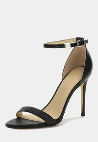 Sandal con tacco alto nero con due fasce larghe e cinturino alla caviglia con fibbia argentata. Texture in pelle liscia con design a punta.