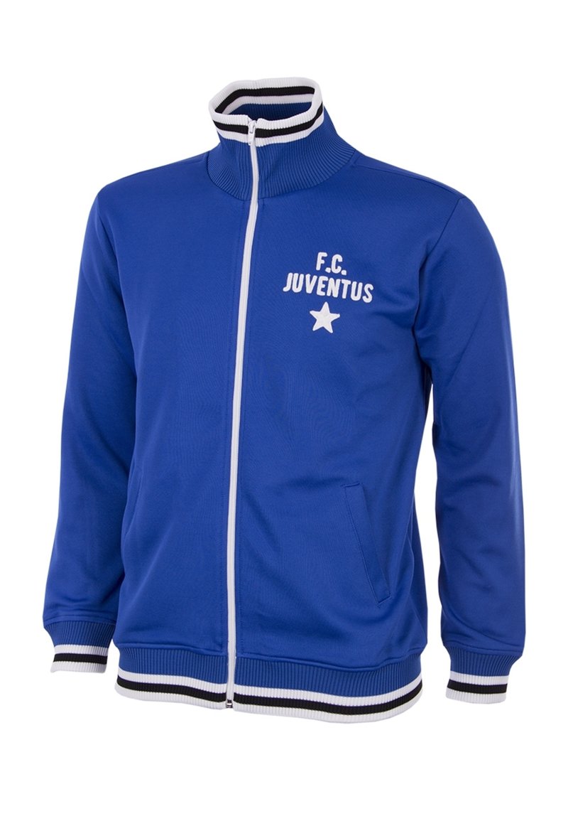 Blå zipjacka gjord av mjukt tyg, med hög krage, vita ränder på kragen och manschetterna, samt en vit logotyp med en stjärna.