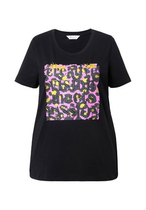 Černé bavlněné tričko zobrazující barevnou grafiku s textem "kreativní vize se setkává s vášní" v různých písmech a vzorech.