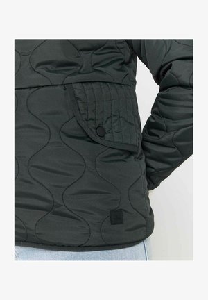 Czarna pikowana kurtka z teksturowanym wzorem fal, dużą kieszenią z klapą z zapięciem na zatrzask oraz metką.